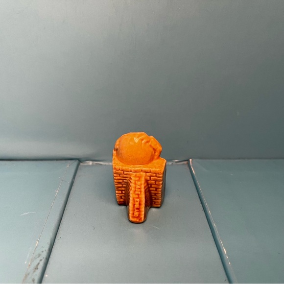 Wade Whimsies - Red Rose Tea - 
Nursery Rhymes - Humpty Dumpty *small chip* - Picture 3 of 8